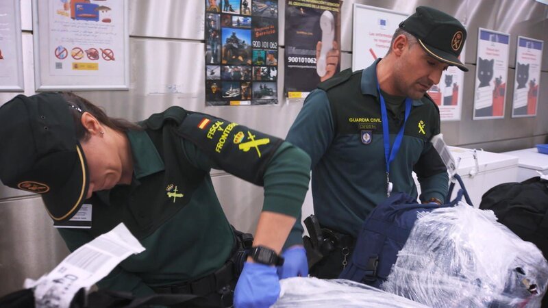 Die Beamten der Guardia Civil entdecken eine Menge gestohlener Waren – Bild: Warner Bros. Discovery