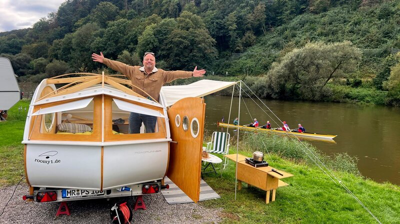Friso Richter (im Bild) und Lukas Lowack besuchen den Campingplatz Bad Karlshafen an der Weser und den kleinen Campingplatz Wetzlar an der Lahn. – Bild: HR/​Lukas Lowack