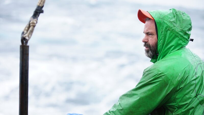 Deckhand, Matt Bradley, at the rail. – Bild: Discovery Communications