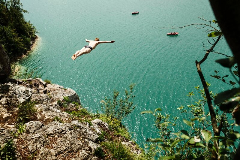 Klippenspringer: Alain Kohl – Bild: ServusTV /​ Markus Berger