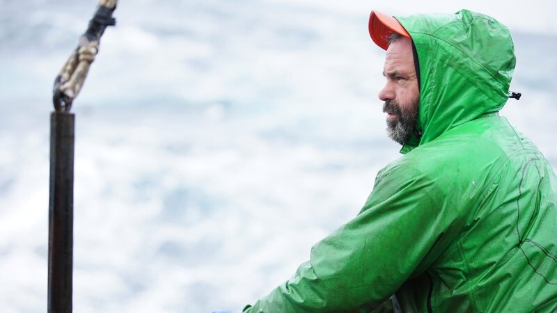 Deckhand Matt Bradley gets ready to pull up a pot on the Northwestern. – Bild: Discovery Channel /​ Discovery Communications