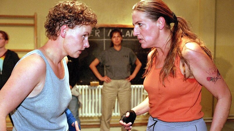 Melanie (Sigrid M. Schnückel, li.) will die Macht auf Station B an sich reißen. Doch so einfach will Walter (Katy Karrenbauer, re.) ihren Platz nicht räumen: Sie fordert Melanie zu einem alles entscheidenden Zweikampf heraus … – Bild: RTL