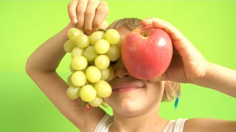 In den Lach- und Sachgeschichten geht es fruchtig zu. Malena macht aus viel leckerem Obst einen köstlichen Salat. – Bild: WDR/​Die Sendung mit dem Elefanten