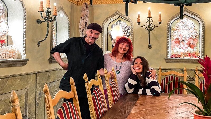 Ding Dong – Zeig mir dein Zuhause Staffel 5 Folge 1 Viola Tami (r.) bei Andy und Nathalie Ineichen in deren Esszimmer in Oberalikon – Bild: SRF