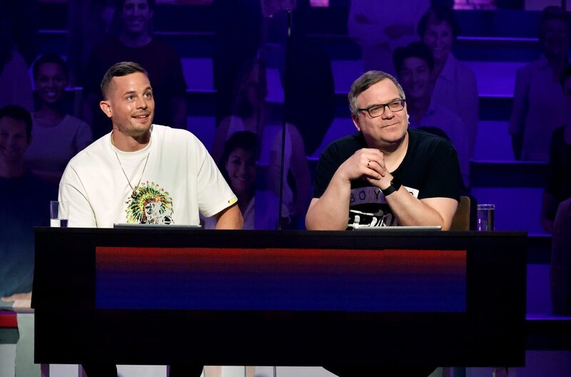 Rateteam-Kapitän Elton (r.) mit dem Schweizer Musiker Loco Escrito (l.). – Bild: ARD/​Morris Mac Matzen