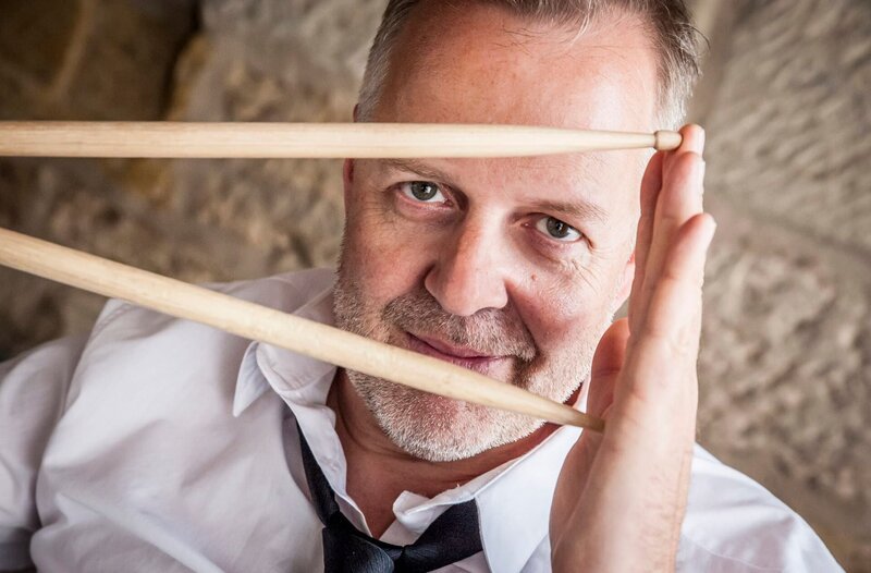Für das Europa Open Air 2025 erobert die hr-Bigband unter der Leitung von Jörg Achim Keller mit dem gefragten Schlagzeuger Wolfgang Haffner (im Bild) die Bühne. – Bild: HR/​Antje Wiech