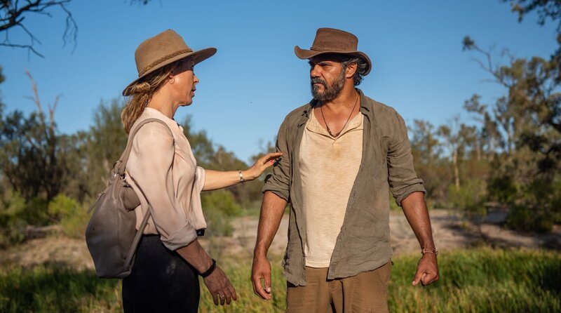 Svenja (Anneke Kim Sarnau) folgt mit Kalti (Aaron Pedersen) den Spuren der Teenager. – Bild: ARD Degeto/Sam Oster Svenja (Anneke Kim Sarnau) folgt mit Kalti (Aaron Pedersen) den Spuren der Teenager. – Bild: ARD Degeto/Sam Oster