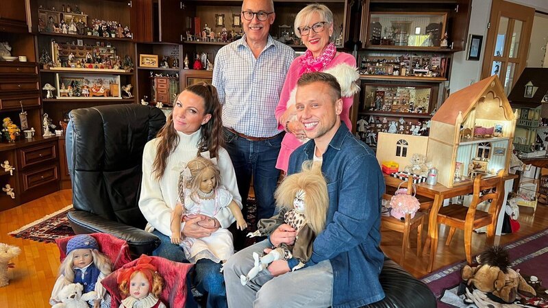 Ding Dong – Zeig mir dein Zuhause Staffel 7 Folge 1 Puppenhaus Lenggenwil: Viola Tami, Elmar und Giannina Meienhofer und Jan Fitze – Bild: SRF