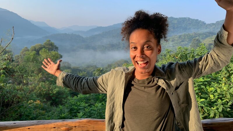 Pia stürzt sich im Bergregenwald Ugandas ins Abenteuer. – Bild: Katja Schübl /​ BR, Text und Bild Medienproduktion GmbH & Co. KG