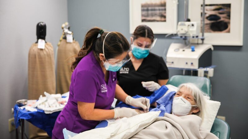 Dr. Lee is in the middle of removing Catherine Muller’s arm lipoma. – Bild: Discovery Communications, LLC