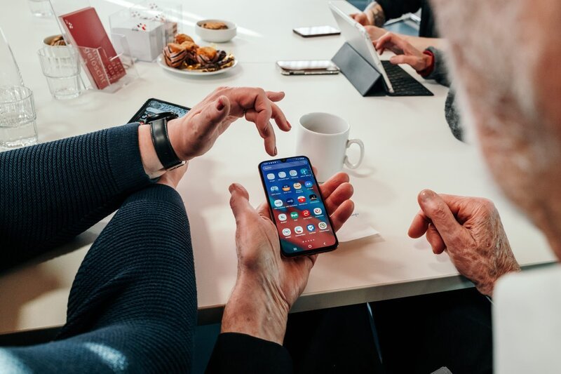 Das DigitalCafe für Senioren in der Amerika Gedenkbibliothek in Berlin beantwortet Fragen und hilft bei auftretenden Problemen bei der Handhabung von Computer, Smartphones, Tablets und Apps. – Bild: Jens Gyarmaty /​ ZDF