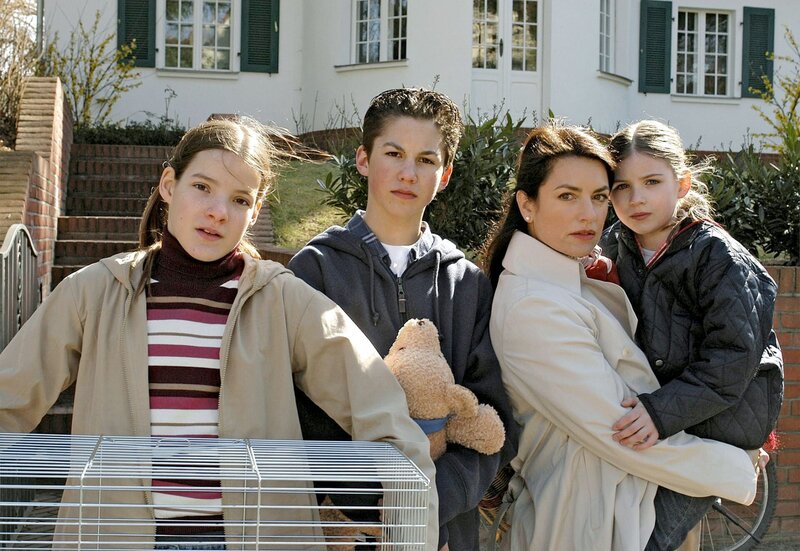 Glück auf halber Treppe – Bild: ARD/​Degeto/​Katrin Knoke