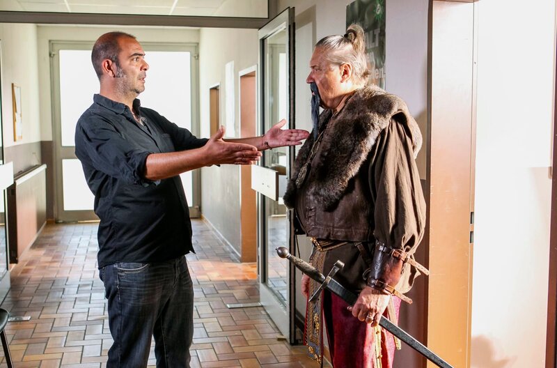 Girwidz (Michael Brandner, r.) macht bei einem Fotowettbewerb mit und inszeniert sich als Dschingis Khan. Yazid (Hannes Ringelstetter, l.) wird sein Fotograf. – Bild: ARD/​TMG/​Chris Hirschhäuser