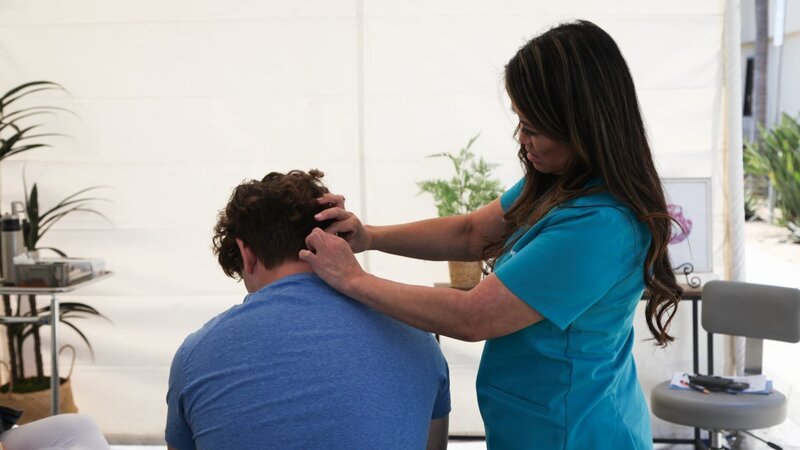 Dr. Lee talks with Gabriel Mackenzie and his mom about his congenital head growth during his consultation. – Bild: Discovery Communications, LLC