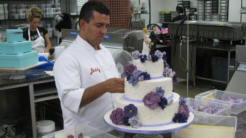 Buddy adds flowers to back of same sex cake, and Krista decorates in background. – Bild: Discovery Communications Inc/​Carlin Cwik/​Carlin Cwik