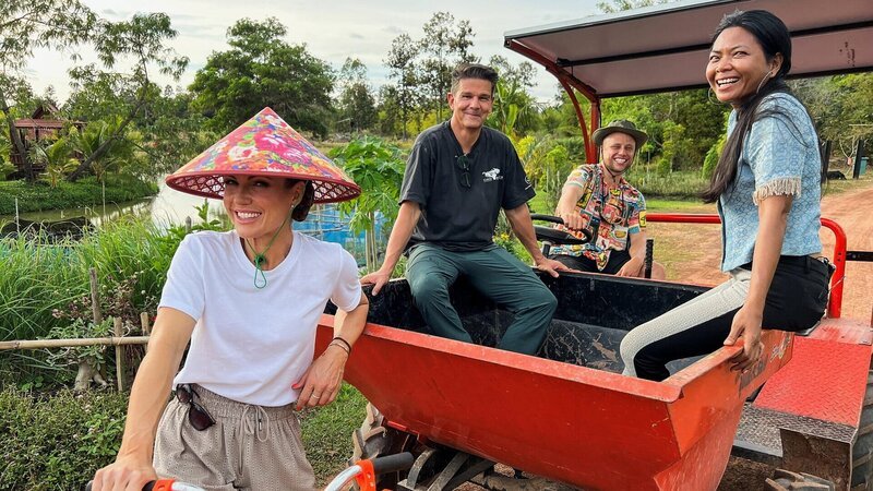 Viola Tami (l.) und Jan Fitze (hinten Mitte) besuchen die Familie Lüscher in Sakhon Nakhon – Bild: SRF