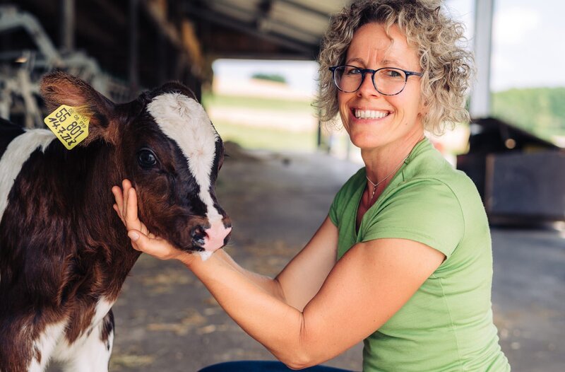 Maria Neher kuschelt mit einem ihrer Kälbchen. – Bild: SWR/​Florian Kohlert