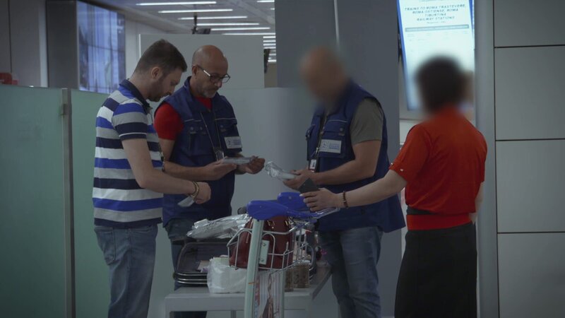 Die Guardia Civil hat in der spanischen Hauptstadt Madrid im Gepäck eines Passagiers, der nach Düsseldorf weiterfliegen will, verdächtige 2-Liter-Flaschen entdeckt. Das Boarding ist abgeschlossen – der Eigentümer der Reisetasche sitzt bereits im Flugzeug. Deshalb ist am Airport Eile geboten. An der Grenze zwischen Belgien und den Niederlanden durchkreuzt der Zoll unterdessen die Pläne von Drogenschmugglern. Bei den außerplanmäßigen Kontrollen kommt eine Hundestaffel zum Einsatz. Die Vierbeiner erschnüffeln in der Nähe von Lüttich Heroin und Kokain. – Bild: Discovery Channel