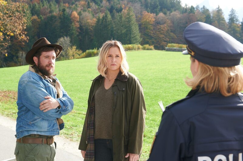 Lena Lorenz (Judith Hoersch, M.), Schorschi Striebel (Sebastian Edtbauer, l.) und Polizistin Anna Prückl (Sarah-Lavinia Schmidbauer, r.) können sich nicht erklären, wie es zu dem Unfall kommen konnte. – Bild: ZDF