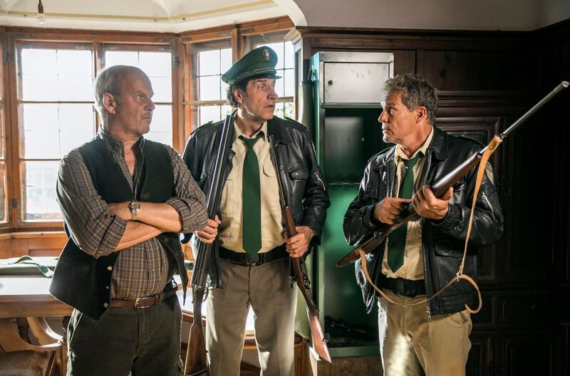 Hubert (Christian Tramitz, rechts) und Staller (Helmfried von Lüttichau, Mitte) finden bei Walter Sunninger (Andreas Borcherding) Jagdgewehre. – Bild: ARD/​TMG/​Chris Hirschhäuser