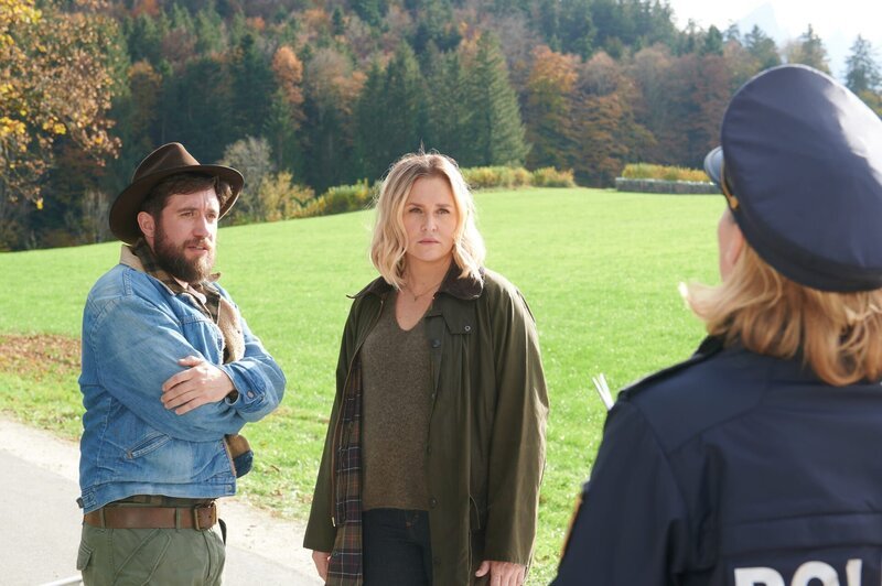 Lena Lorenz (Judith Hoersch, M.), Schorschi Striebel (Sebastian Edtbauer, l.) und Polizistin Anna Prückl (Sarah-Lavinia Schmidbauer, r.) können sich nicht erklären, wie es zu dem Unfall kommen konnte. – Bild: ZDF und WalterWehner