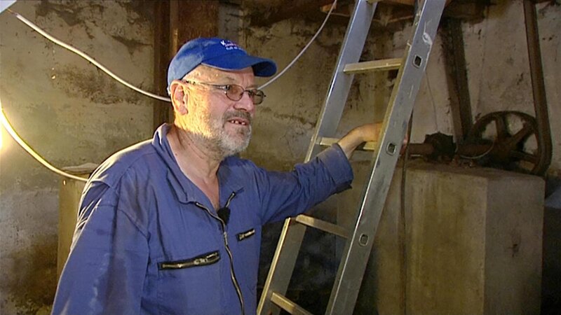 Helge ist Eigentümer einer alten Motormühle. Helge träumt davon, die alte Mühle zu sanieren und dort zu leben. Doch Rachel hält als gebürtige Brasilianerin nicht viel vom Leben auf dem Land. – Bild: RTLZWEI