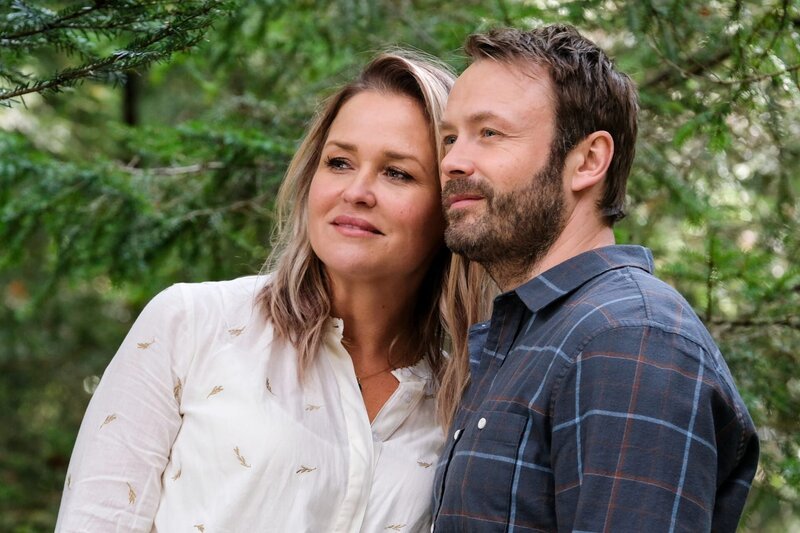 Lena Lorenz (Judith Hoersch) fühlt sich zu Aaron Kolberg (Matthias Ziesing) hingezogen. Aber kann sie sich schon auf einen neuen Partner einlassen? – Bild: ZDF und Susanne Bernhard