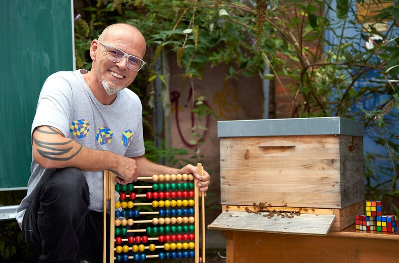 Was wären wir ohne unsere strebsamen Bienen? Trotz ihres kleinen Gehirns besitzen die Insekten überraschend weitreichende „mathematische“ Fähigkeiten. Thomas D erklärt, wie die schlauen Brummer ihre Mathe-Kenntnisse auf den täglichen Flügen anwenden – bei Wissen vor acht – Natur. – Bild: ARD/​Melanie Grande
