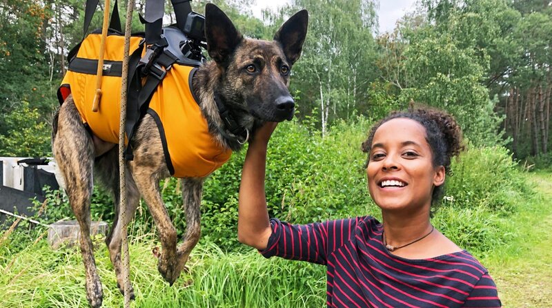 Pia mit Rettungshund „Cleo“ bei einer Höhenübung – Bild: BR/​Text und Bild Medienproduktion GmbH & Co. KG/​Kathrin Gutzeit
