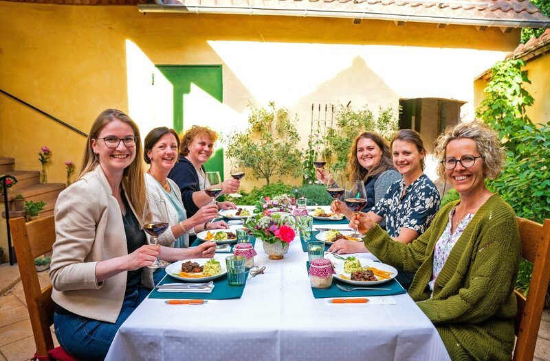 Die Landfrauen beim Essen, linke Seite von vorne nach hinten: Stefanie Renz, Barbara Grimm, Sandra Kochan, linke Seite von vorne nach hinten: Maria Neher, Melanie Seeber, Kerstin Riek – Bild: SWR/​Moritz Sonntag