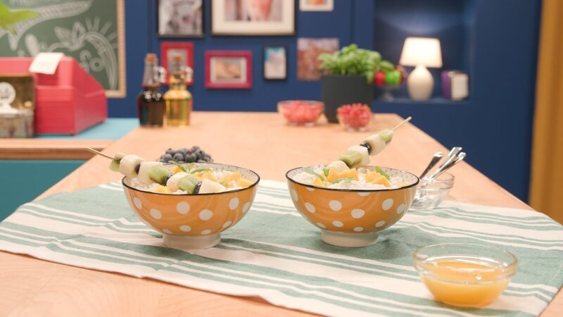 Maya und Moppi kochen gemeinsam einen süßen Nachtisch: Moppi-Milchreis! – Bild: rbb/​ANDERTHALB Medienproduktion GmbH/​Ferhat Topraklar