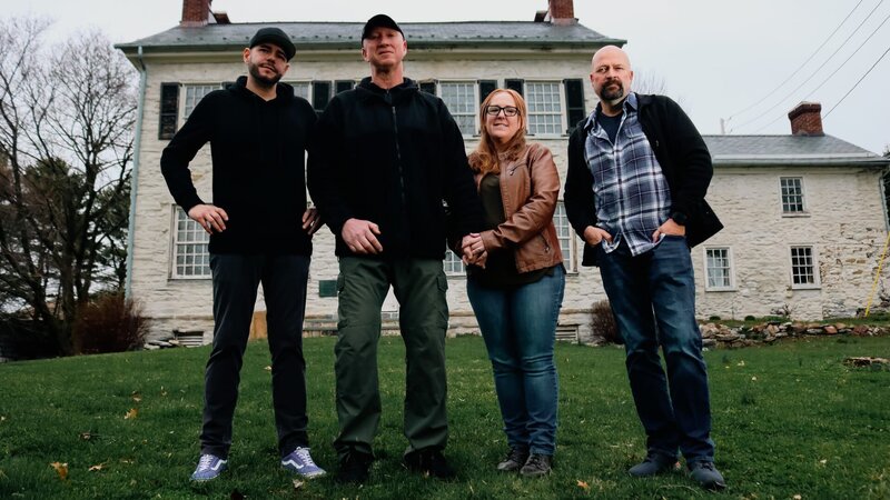 Steve Gonsalves und Jason Hawes stehen vor dem George-Taylor-Haus mit den Kunden Jason Kern und Candace Maxwell. – Bild: Travel Channel /​ Discovery, Inc.