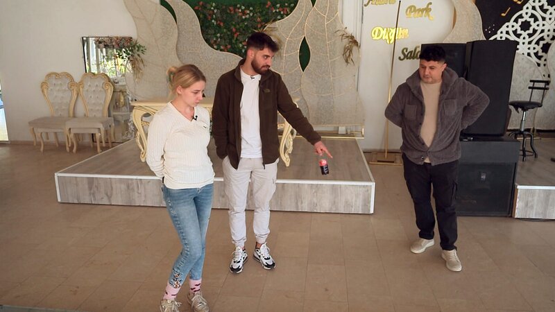 Die Suche nach einer Hochzeitslocation in der Türkei steht an. Auch hier wird wieder viel diskutiert. Die angespannte Stimmung droht zu eskalieren. – Bild: RTLZWEI