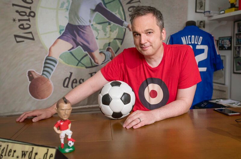 WESTDEUTSCHER RUNDFUNK KÖLN Zeiglers wunderbare Welt des Fußballs Moderator Arnd Zeigler © WDR/​Ben Knabe, honorarfrei – Verwendung gemäß der AGB im engen inhaltlichen, redaktionellen Zusammenhang mit genannter WDR-Sendung und bei Nennung „Bild: WDR/​Ben Knabe“ (S1+). WDR Presse und Information/​Bildkommunikation, Köln, Tel: 0221/​220 -7132 oder -7133, Fax: -777132, bildredaktion@wdr.de – Bild: WDR/​Ben Knabe /​ WDR Presse und Information/​Redak