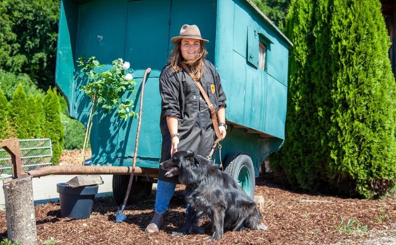 Schäferin Kerstin Riek vor einem alten Schäferwagen – Bild: SWR/​Anne Deiss