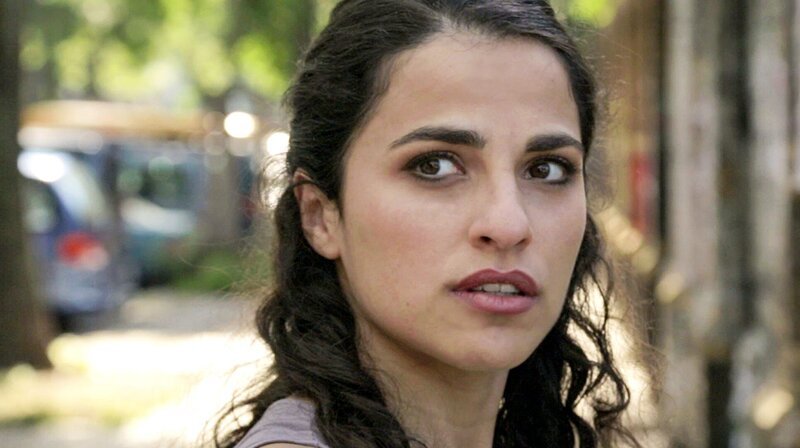 Elena (Sesede Terziyan) ist die Schwester des verschwundenen Dimitri, mit dem Luis verwechselt wird. – Bild: rbb/​Salzgeber