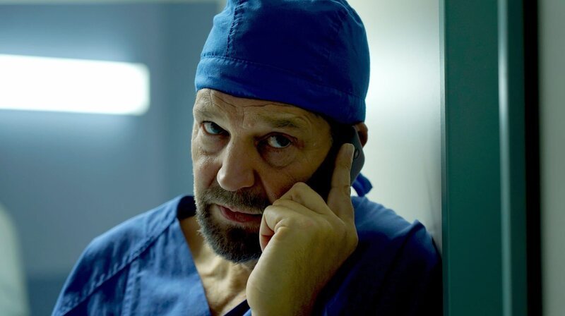 Dringender Anruf aus der Klink: Nicht zum ersten Mal opfert Dr. Felix Hoffmann (Kai Wiesinger, Foto) den gemütlichen Fernsehabend für den Einsatz in der Notaufnahme. Spontan übernimmt er den Nachtdienst für einen Kollegen. Da ahnt der Stationsarzt noch nicht, welche Folgen die nächsten Stunden für ihn und seine Freundin Celine (Isabell Polak) haben werden. Als ein Patient noch in der Notaufnahme verstirbt, glaubt Dr. Hoffmann nicht an einen natürlichen Tod. Der Ukrainer Mischa Tschenkow gehörte zu einer Putzkolonne des Krankenhauses und war für ihn daher kein Unbekannter. Zudem wurde er kürzlich gesund aus der Klinik entlassen – doch seine Patientenakte ist verschwunden. Dr. Hoffman erzählt seiner Freundin Celine von dem Fall. Sie hat sofort einen Verdacht und will der Sache nachgehen. So stolpern die beiden in einen Kriminalfall und werden mehr und mehr in die mafiösen Machenschaften der Klinikleitung verwickelt. – Bild: rbb/​Hans-Joachim Pfeiffer