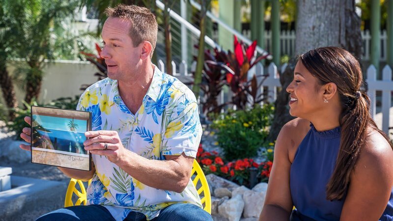 Brian and Mika Kleinschmidt showing off the newly renovated hotel on reveal day! – Bild: Warner Bros. Discovery