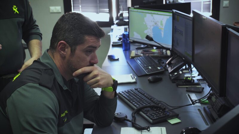 The border guards suspect that the man is smuggling drugs into the country. And the suspicion is confirmed: The passenger has been taped under his sports trousers – a number of parcels of white powder are stuck to his legs. – Bild: Discovery Channel