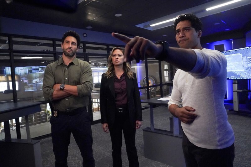 (v.l.n.r.) Jesse Boone (Noah Mills); Jane Tennant (Vanessa Lachey); Kai Holman (Alex Tarrant) – Bild: 2021 CBS Broadcasting Inc. All Rights Reserved. /​ Karen Neal Lizenzbild frei