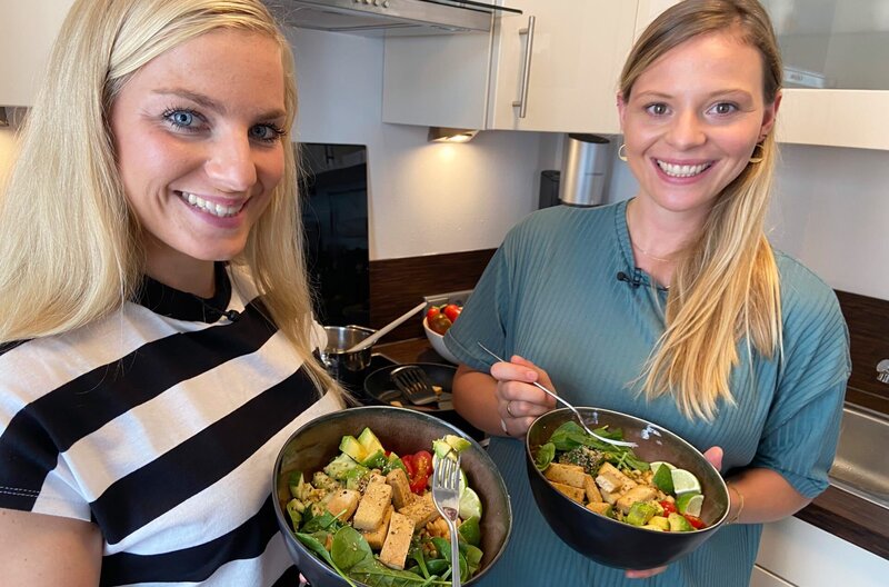 hr-fernsehen DIE GESUNDMACHER, bei Hessens Top-Medizinern vor Ort, Ernährungstrends, am Montag um 20:15 Uhr. Reporterin Maike Tschorn (li.) und Ernährungsmedizinerin Dr. Rieke Hermann. – Bild: HR/​Tanja Höschele