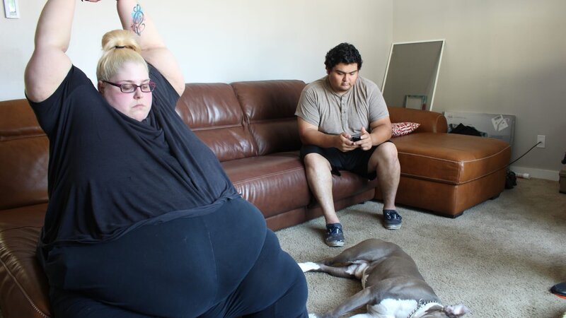 Tiffany and Aaron are on a couch. – Bild: Discovery Communications