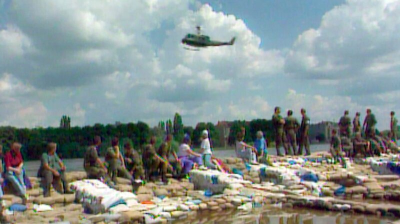 Die 1990er – das Land Brandenburg wird gegründet und sucht nach seiner Identität. Die Brandenburger kämpfen um ihre Arbeit, verabschieden die russischen Streitkräfte, sagen Nein zur Berlin-Fusion und halten zusammen beim Oderhochwasser. Eine Brandenburg-Chronik zum 30. Geburtstag des Landes: drei Jahrzehnte voller Aufbrüche, Höhenflüge, Rückschläge, kleiner Geschichten und großer Geschichte. – Das Jahrhunderthochwasser an der Oder, 1997. – Bild: rbb