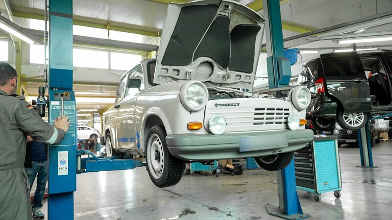 Der Auspuff von ‚Trabbi‘ macht Probleme. – Bild: DMAX