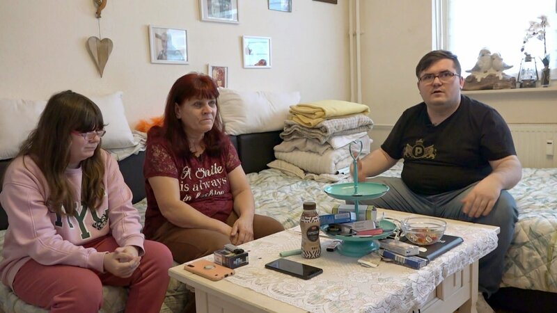 Pascal, Petra und Selina wollen als Tik-Toker durchstarten, um endlich unabhängig vom Amt zu werden und auf eigenen Beinen stehen zu können. – Bild: RTLZWEI – Recht zum Abdruck/​Darstellung zeitlich/​sachlich beschränkt auf die Bewerbung der Sendung