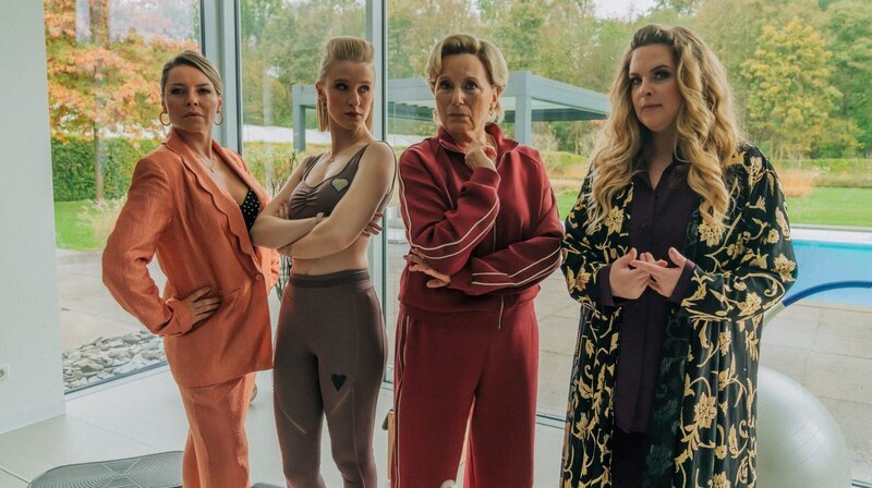 Keeping up with the Kroymanns (v. l. n. r.): Kolgate (Karolina Lodyga), Koriska (Klara Lange), Maren (Maren Kroymann) und Kassandra (Diana Amft) – Bild: ARD Degeto Film/​Niels-Jonas Simons