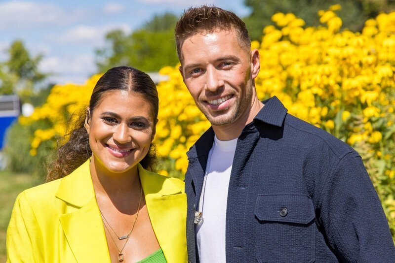 Moderatorin Stephanie Brungs und Moderator Ramon Roselly +++ – Bild: RTL /​ Bernd-Michael Maurer