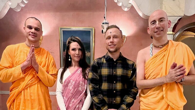 Krishna Damodar (l.), Viola Tami, Jan Fitze und Krishna Premarupa (r.) im Hare Krishna Tempel in Zürich – Bild: SRF