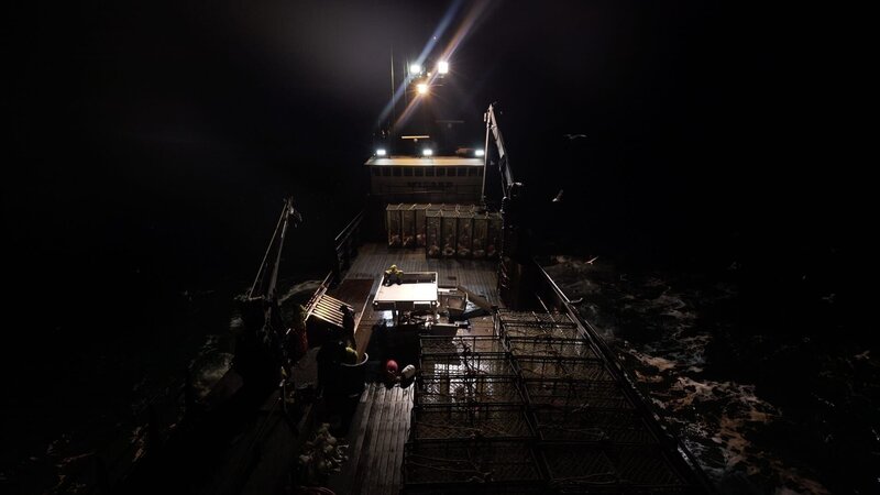 A bird’s eye view at the deck of the Wizard. – Bild: Discovery Channel /​ Discovery Communications