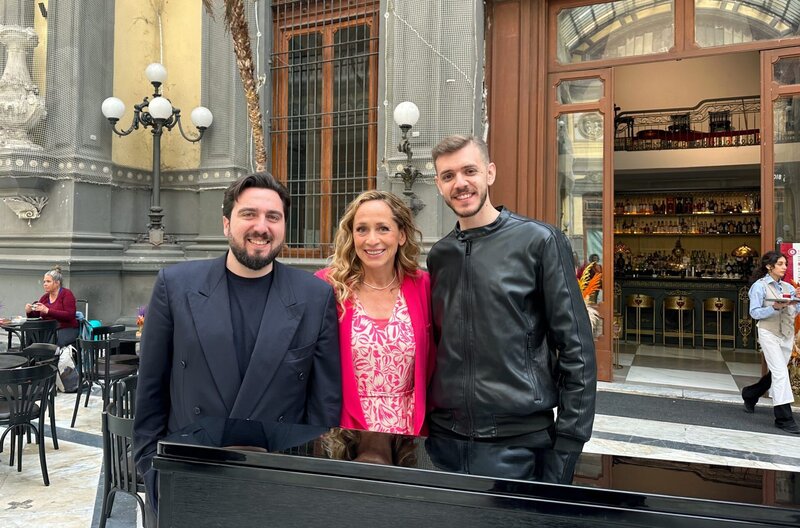 Moderatorin Tamina Kallert mit Tenor Salvatore Minopoli (l) und Pianist Angelo Gallone. „O sole mio“: Bis heute das Neapel-Lieblingslied von Tenor Salvatore Minopoli und Pianist Angelo Gallone. – Bild: WDR/​Michael Wieseler
